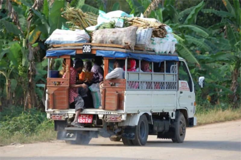 Un dala-dala carico di passeggeri e merci su una strada di Zanzibar