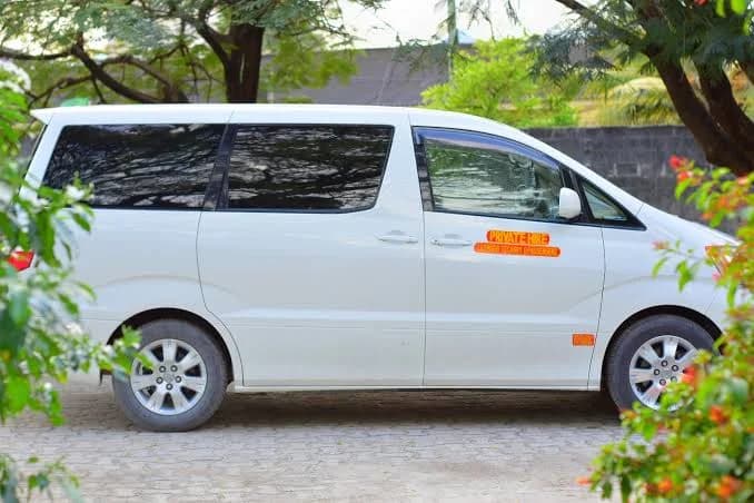 Un minivan bianco adibito a taxi privato a Zanzibar