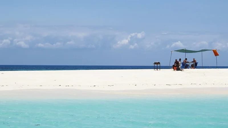 people eating bbq seafood lunch on pungume sandbank